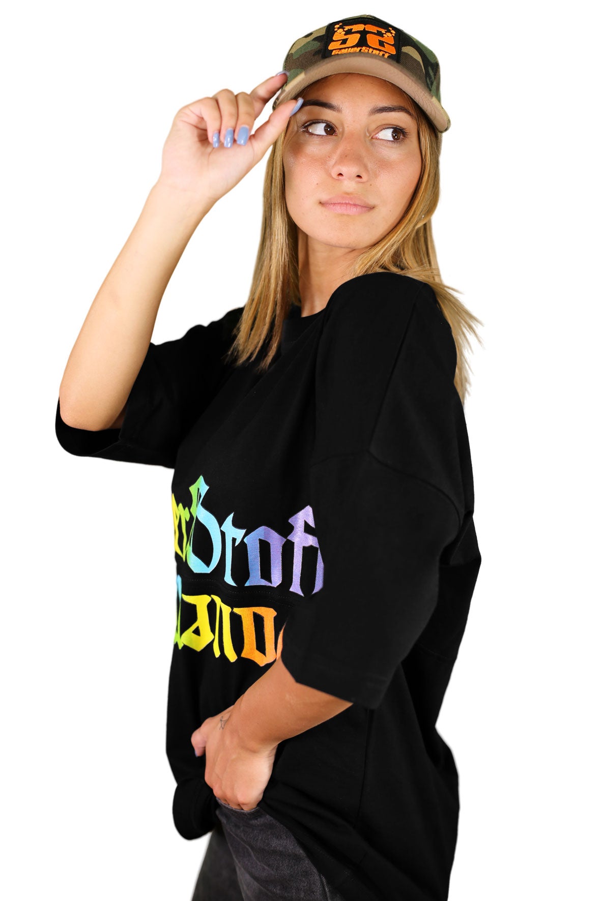 modella con cappello camo e arancio sauerstoff