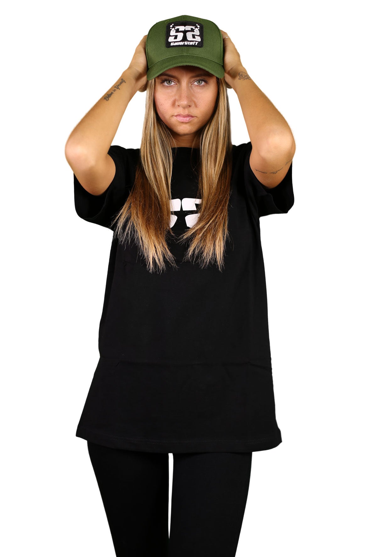 modella con cappello verde e bianco sauerstoff