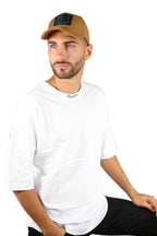 modello con cappello color cammello e verde sauerstoff