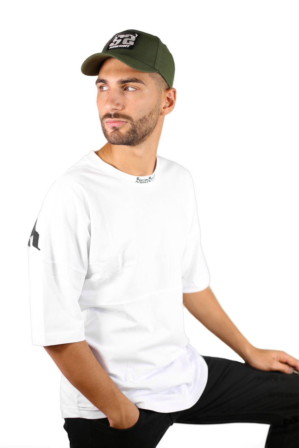 modello con cappello verde e bianco sauerstoff
